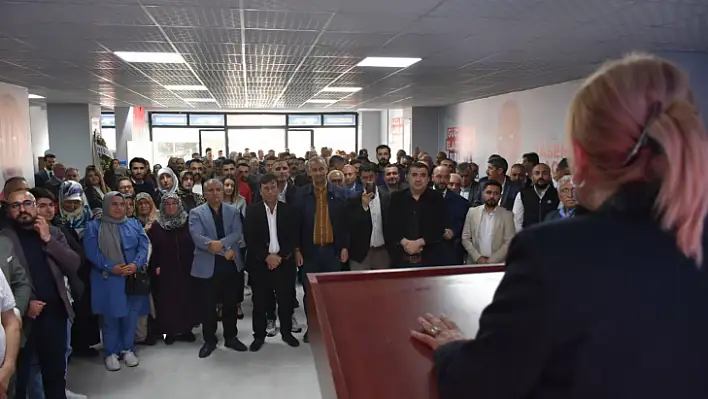 Salon doldu taştı, bayramlaşma saatlerce sürdü