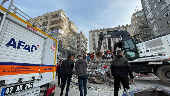 Şanlıurfa'da ağır hasarlı bina çöktü 