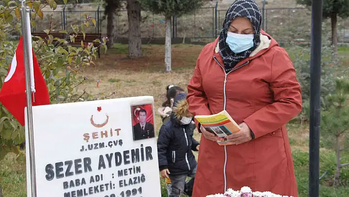 Şehit annesi oğlu için türkü yazdı, dinleyenler duygulandı