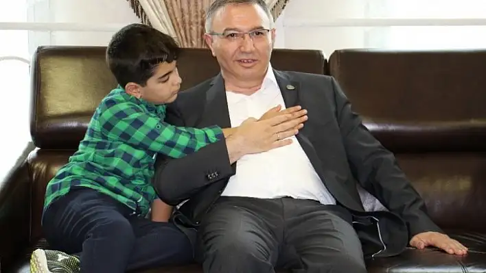 Şehit çocuğu, kirvesi Emniyet Müdürü Cangül'ü uğurladı