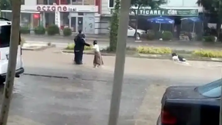 Sel çocuğu böyle sürükledi
