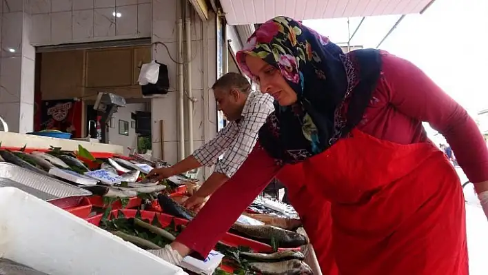 Sırt sırta verip balıkçı tezgahında çocukları için ter döküyorlar