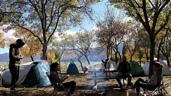 Sonbaharda kampın adresi, Hazar Gölü