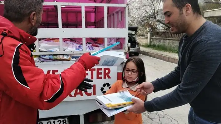 Soy isminin hakkını verdi, sokak sokak gezerek 1 milyonun üzerinde kitap topladı