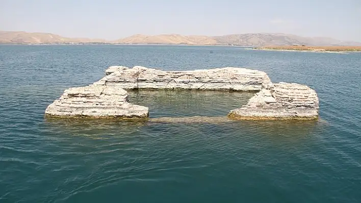 Su seviyesi yükseldi,batık şehrin surları su altında kaldı