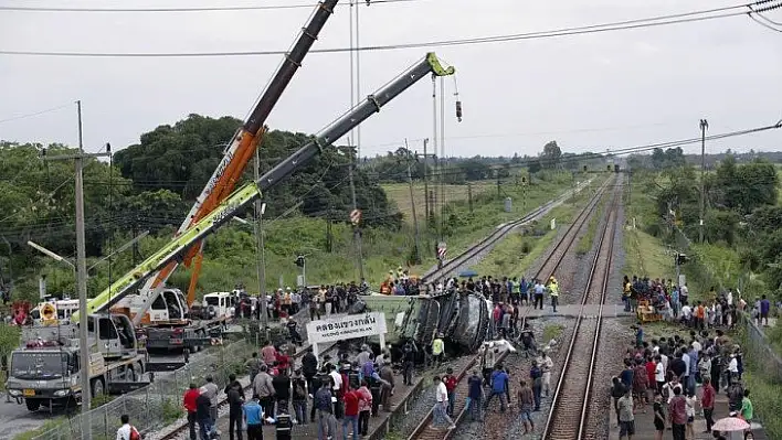 Tayland'da otobüsle tren çarpıştı: 20 ölü 29 yaralı