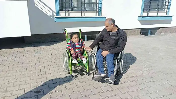 Tekerlekli sandalyesi çalınan genç kıza dernekten sevindiren hediye