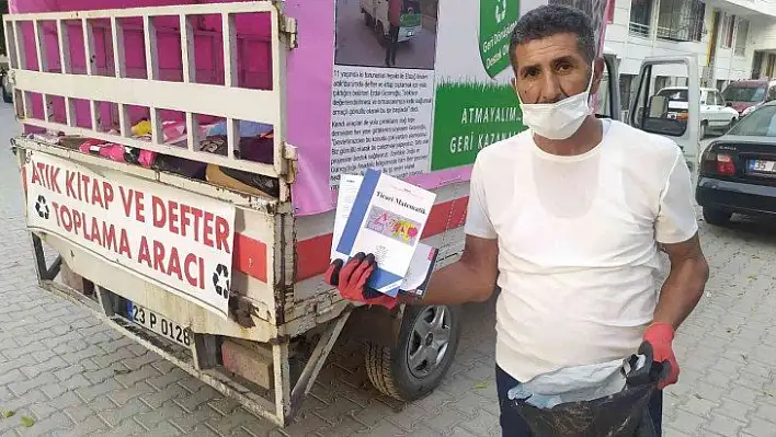 Torununun teşviki ile sokak sokak gezerek atık kitap topluyor, hem geri dönüşüme kazandırıyor hem de öğrencilere ücretsiz veriyor