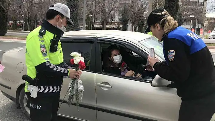 Trafik uygulaması bu kez farklı oldu, polisler kadınları karanfillerle karşıladı