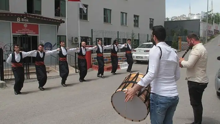 Türk kültürünü halk oyunları ile öğreniyorlar