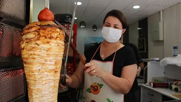 Türkmen gelin, Elazığ'da döner kesip köfte yapıyor