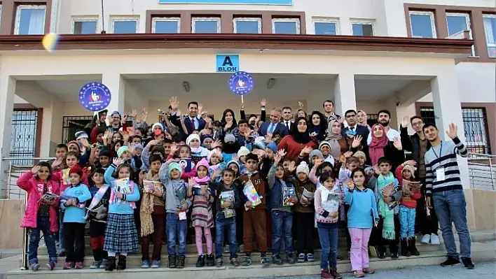 Üniversitelilerden, ilkokul öğrencilerine kırtasiye ve kıyafet desteği