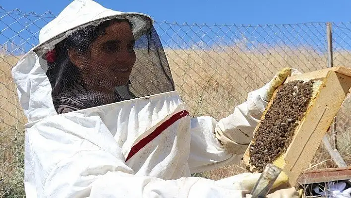 Ürettiği balı hayır olarak dağıtıyor