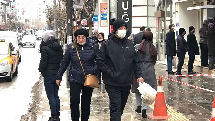 Vaka yoğunluğu en çok artan 10 il arasına giren Elazığ'da vatandaşlar, kuralların ve aşının önemine dikkat çekti