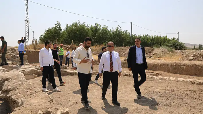 Vali Hatipoğlu ile beraberindeki heyet Salkaya kazı alanını ziyaret etti