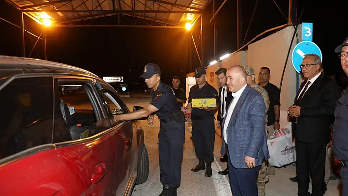 Vali Hatipoğlu'ndan bayramda güvenlik güçlerine ve vatandaşlara ziyaret