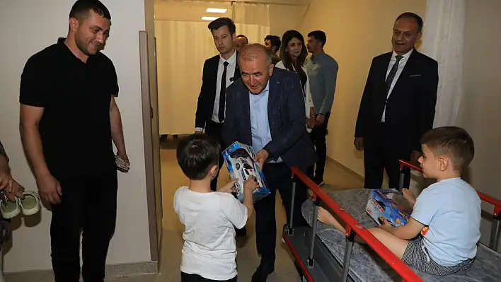 Vali Hatipoğlu ve Milletvekilleri hastalarla bayramlaştı