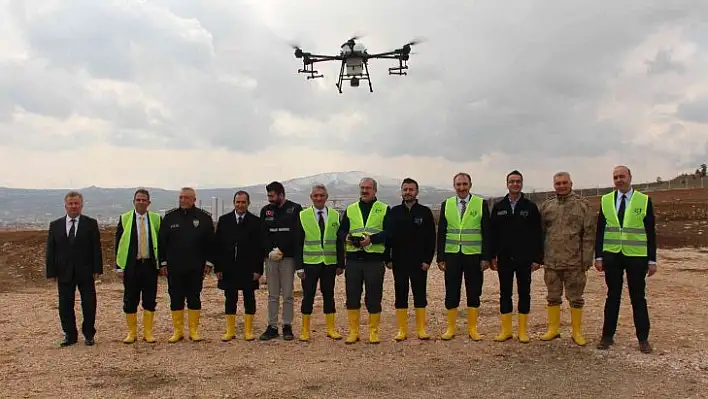 Vali Ömer Toraman, lavanta bahçesini dron ile ilaçladı