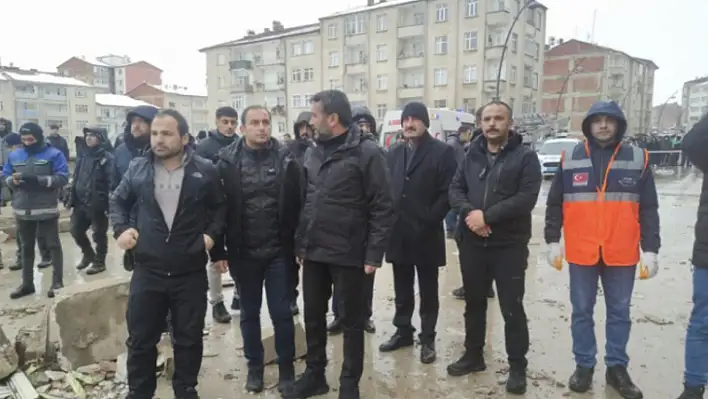 Vali Toraman enkaz bölgesinde incelemede bulundu