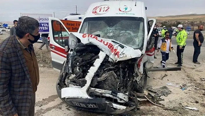 Yaralıları taşıyan ambulans, beton mikserine çaptı: 3'ü sağlıkçı 5 yaralı