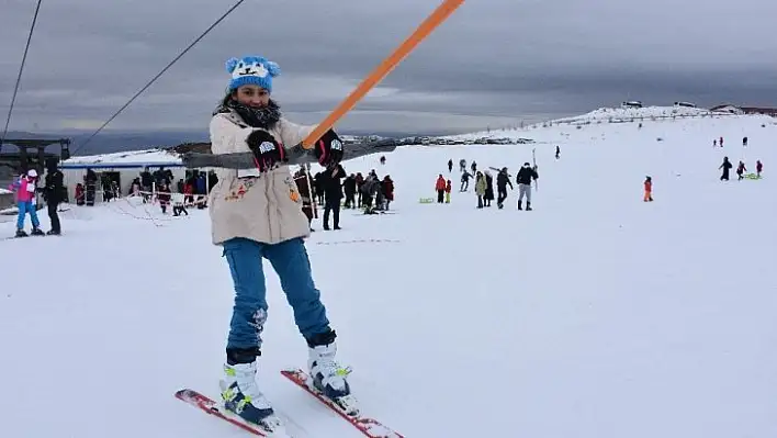 Yarı yıl tatili, kayak merkezini hafta içi de doldurdu