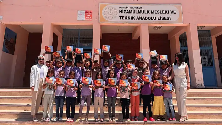 Yazar Özge Tan, köy okulu öğrencileri ile buluştu