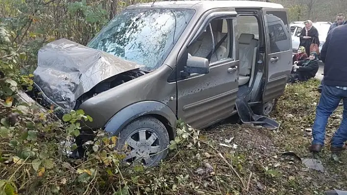 Yolcu minibüsüyle kamyonet çarpıştı: 8 yaralı