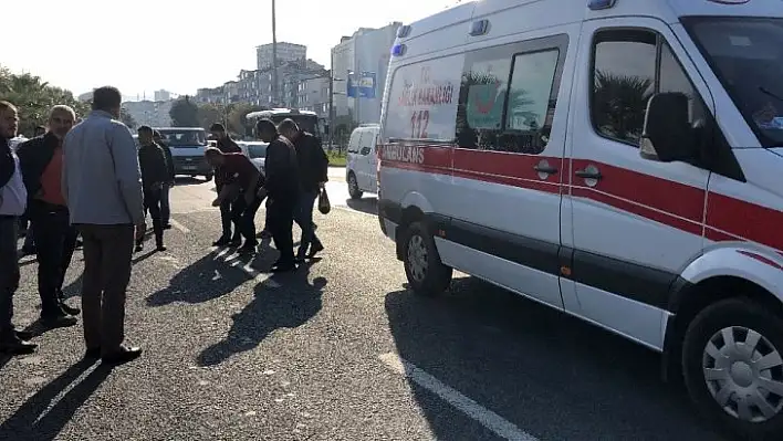 Yolun karşısına geçmek isteyen öğrenciye kamyonet çarptı: 1 yaralı