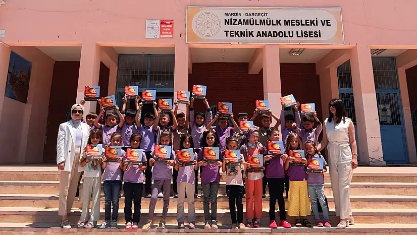 Yazar Özge Tan, köy okulu öğrencileri ile buluştu