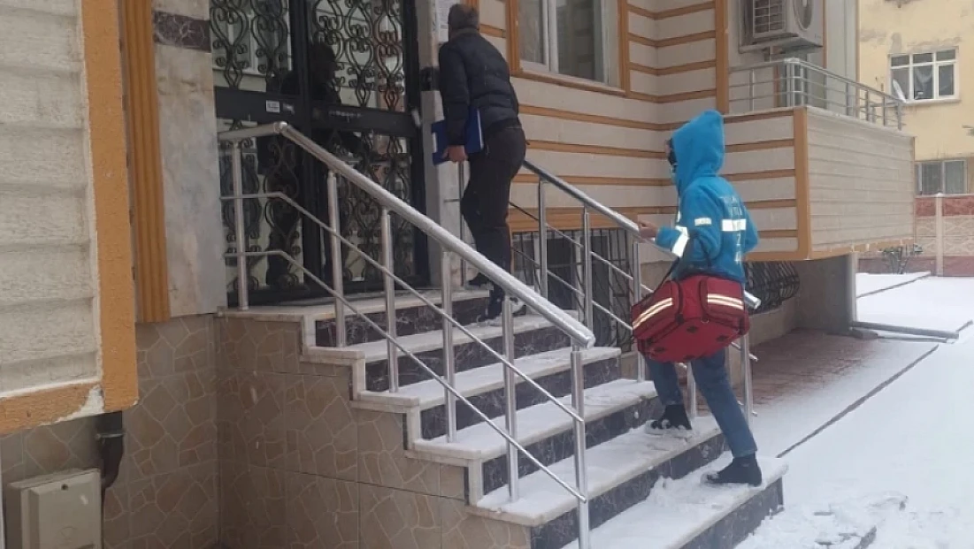 Bu ekip soğuk havaya aldırış etmeden çalışıyor!