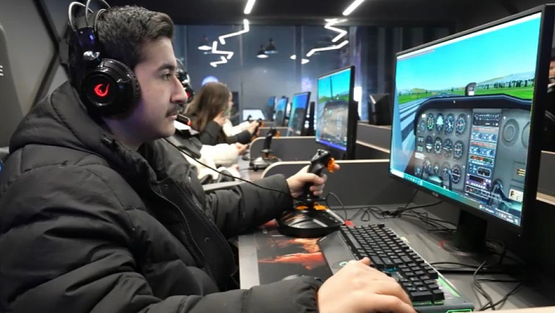 Elazığ Belediyesi E Spor Merkezi’nden uçuş simülasyonu