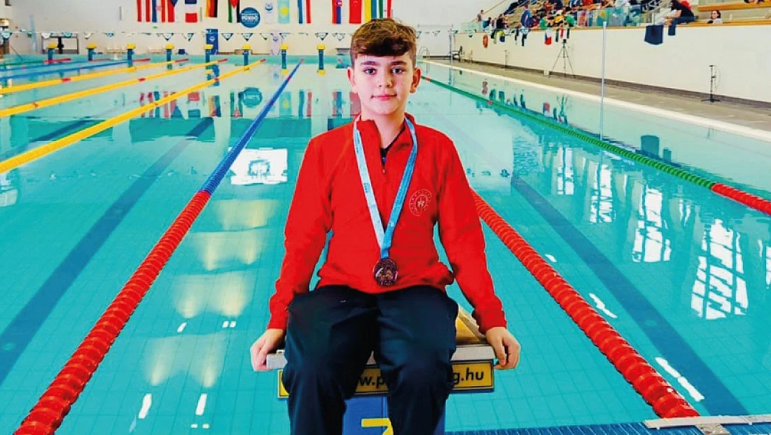 Elazığ Paletli Yüzme Yarışlarında dünya 3.’sü oldu