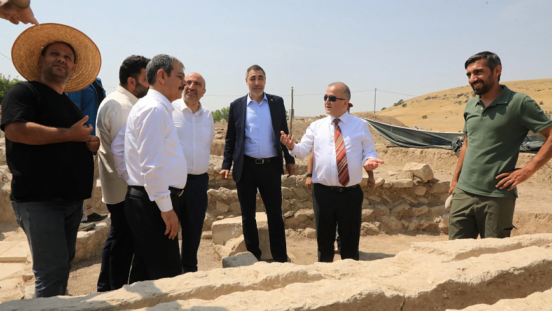 Vali Hatipoğlu ile beraberindeki heyet Salkaya kazı alanını ziyaret etti