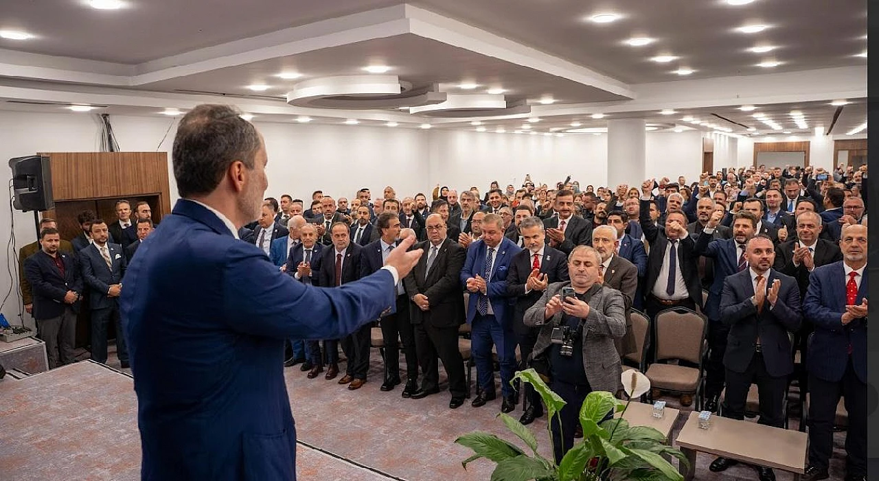 YRP Genel Başkanı Erbakan'dan MKYK üyesi Gül'e plaket