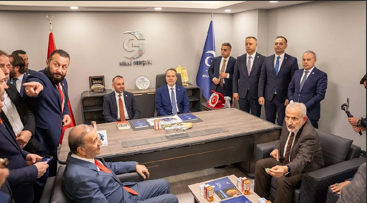 YRP Genel Başkanı Erbakan'dan MKYK üyesi Gül'e plaket