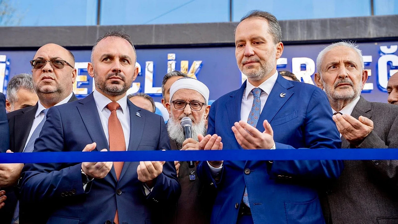 YRP Genel Başkanı Erbakan'dan MKYK üyesi Gül'e plaket