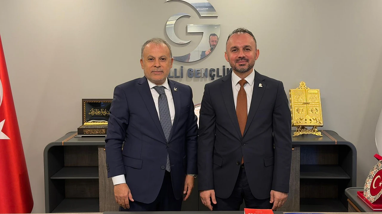 YRP Genel Başkanı Erbakan'dan MKYK üyesi Gül'e plaket