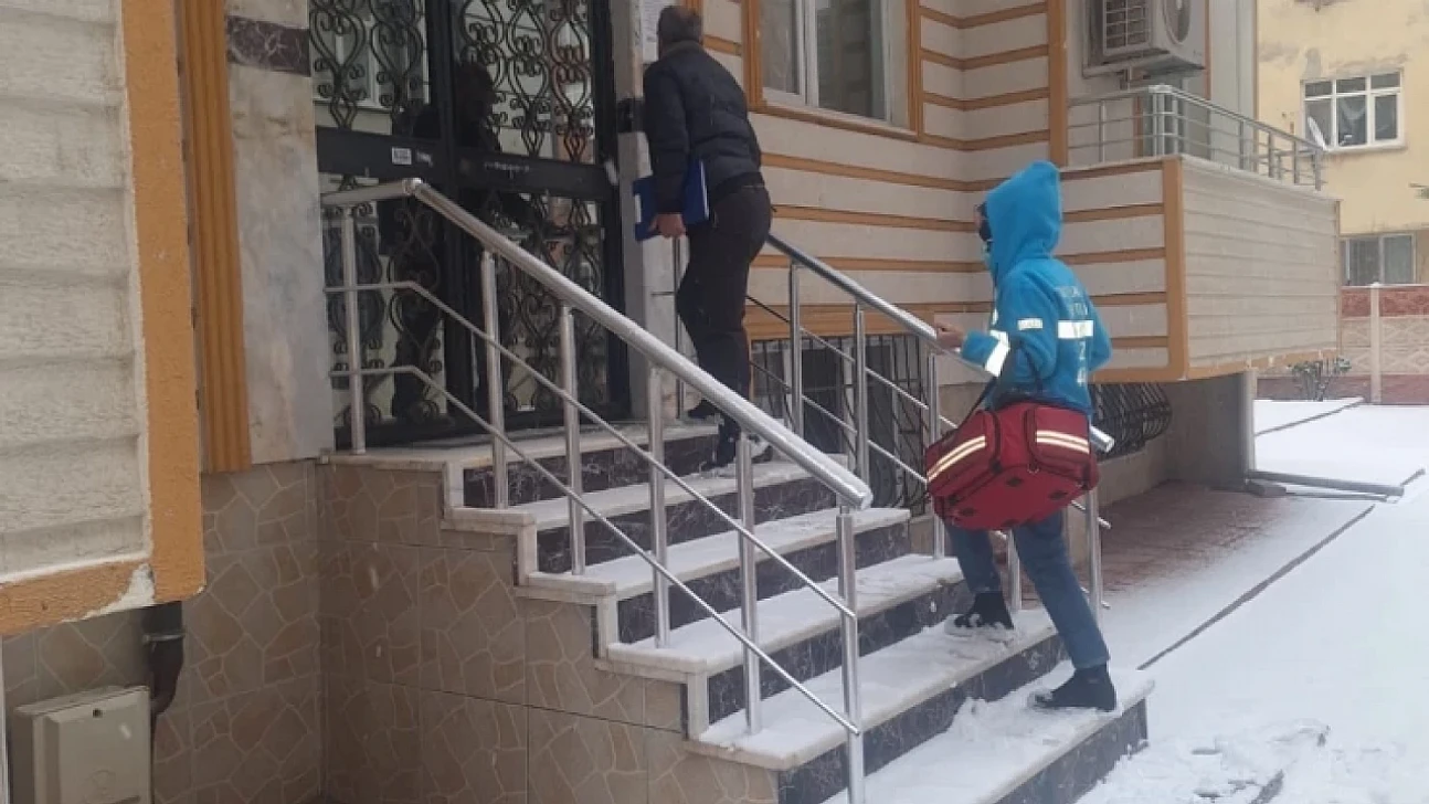 Bu ekip soğuk havaya aldırış etmeden çalışıyor!