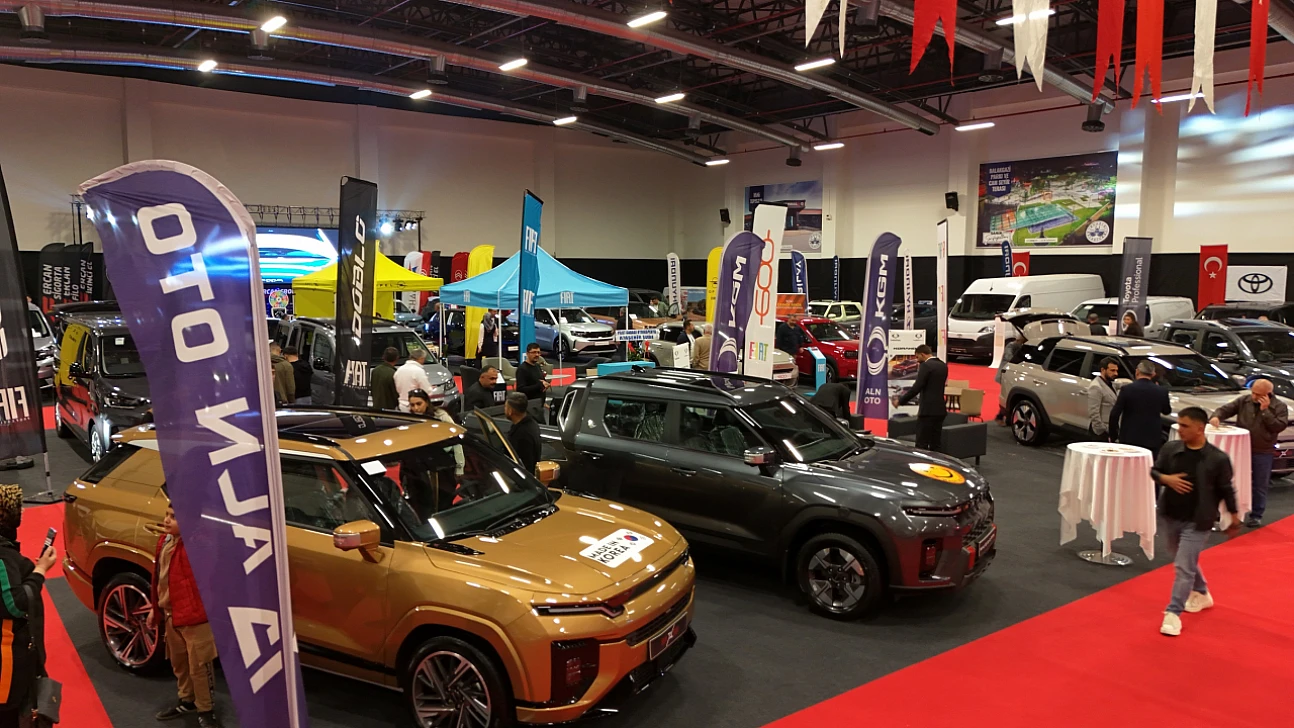 Oto Show Fuarı ziyaretçilerini ağırlıyor