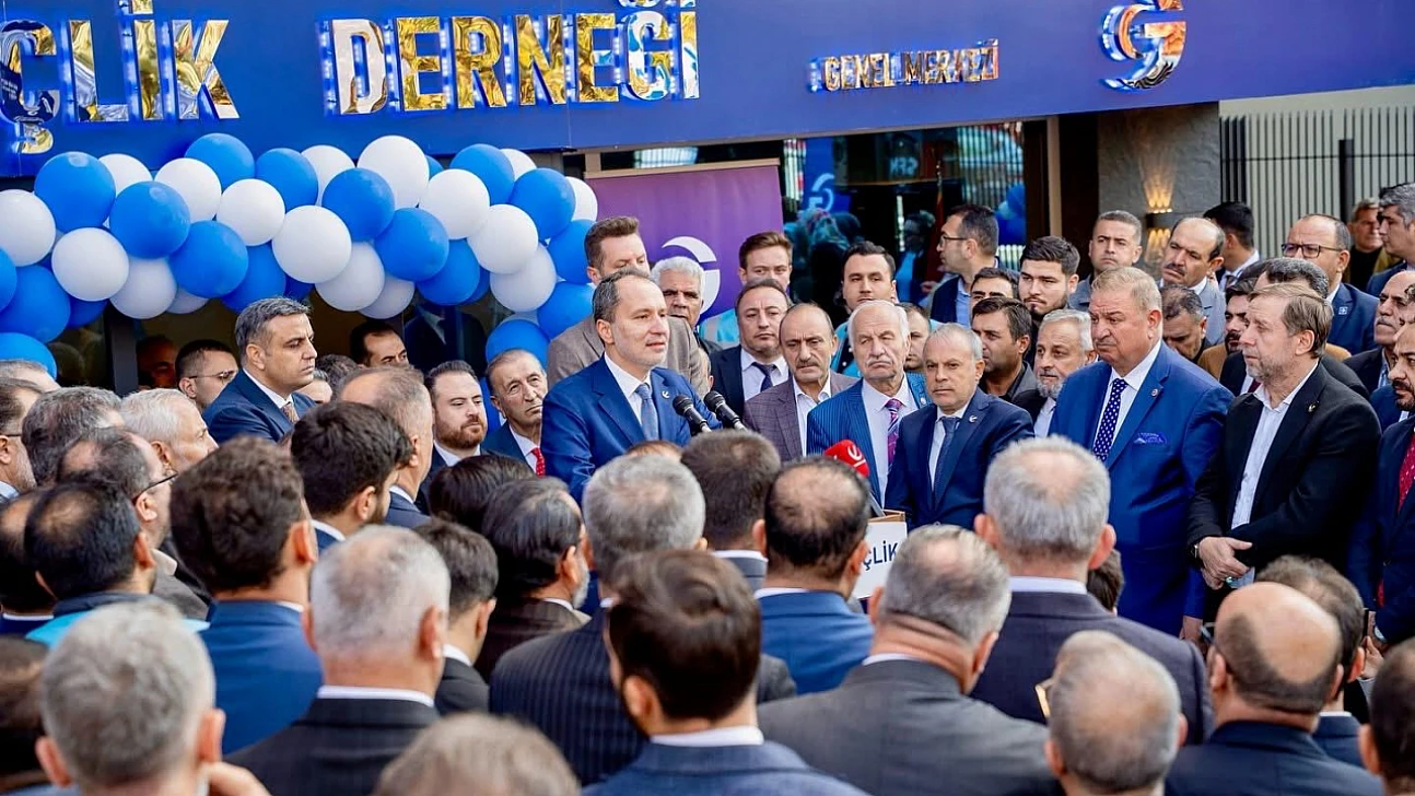 YRP Genel Başkanı Erbakan'dan MKYK üyesi Gül'e plaket