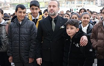 Deprem şehitleri tüm okullarda anıldı