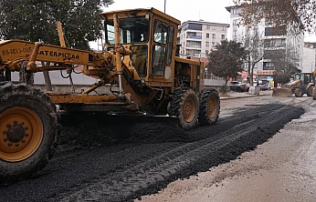 Elazığ Belediyesi, cadde ve sokaklarda asfalt yama çalışması başlattı