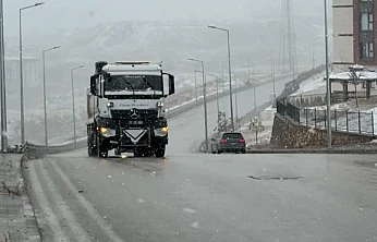 Elazığ Belediyesi ekiplerinden karla mücadele çalışması