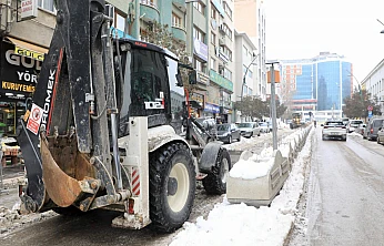 Elazığ Belediyesi'nden kar küreme ve temizlik çalışmaları