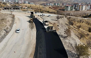 Elazığ Belediyesi'nin yürüttüğü yol yenileme çalışmaları devam ediyor
