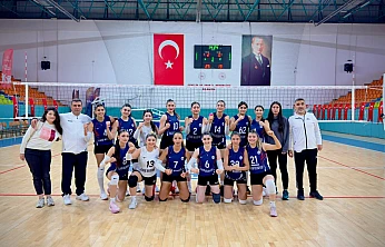 Elazığ Belediyespor Kadın Voleybol Takımı, zirvedeki yerini perçinledi