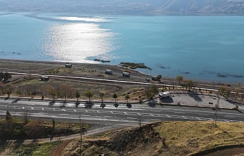 Hazar Gölü'nde temizlik çalışmaları aralıksız sürüyor