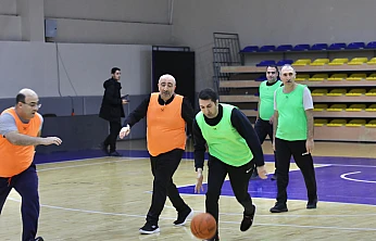 İl protokolü basketbol maçında karşı karşıya geldi