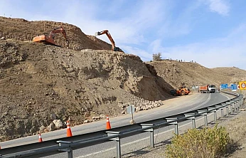 Keban'da yol genişletme çalışmaları sürüyor