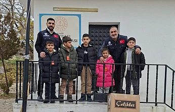 Osmanoğlu Yardımlaşma Derneği, köy okullarında bot ve mont dağıtımına başladı